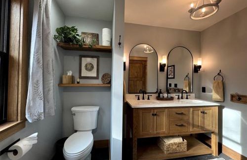 Carbondale Casa | Hot-tub and Fire Pit Provided Cabin in Carbondale, Illinois