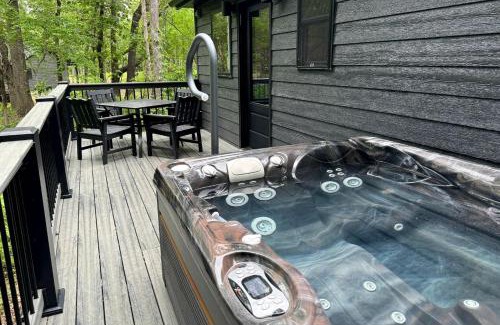 Carbondale Casa | Hot-tub and Fire Pit Provided Cabin in Carbondale, Illinois