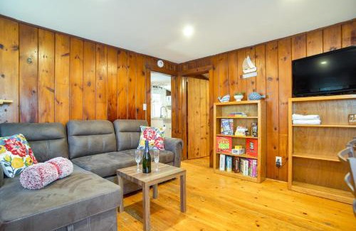 South Yarmouth Casa | Hot Tub and Kayaks Dog-Friendly House in Yarmouth