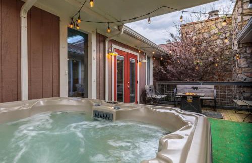 Kodak Casa | Hot Tub and Mini Golf Mtn-View Haven in Kodak!