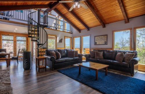 Kodak Casa | Hot Tub and Mini Golf Mtn-View Haven in Kodak!