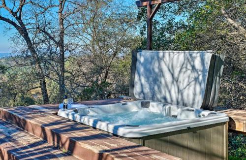 Columbia Casa | Hot Tub and Mtn Views Peaceful Columbia Retreat!