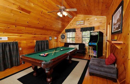 Caton Casa | Hot tub and pool table- perfect 2 BR log cabin!