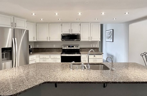 East Wenatchee Casa | Hot tub + Bright and spacious home + 20 min to Ski —> Sleeps 13!