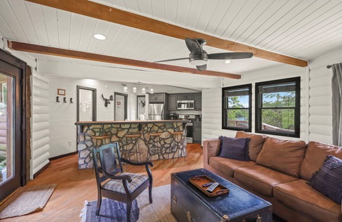 Boone Cabina | Hot tub! Bunks! Fireplace! Close to Downtown Boone and Skiing! Dog Friendly!