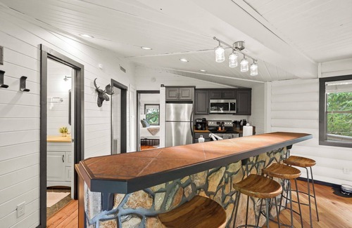 Boone Cabina | Hot tub! Bunks! Fireplace! Close to Downtown Boone and Skiing! Dog Friendly!