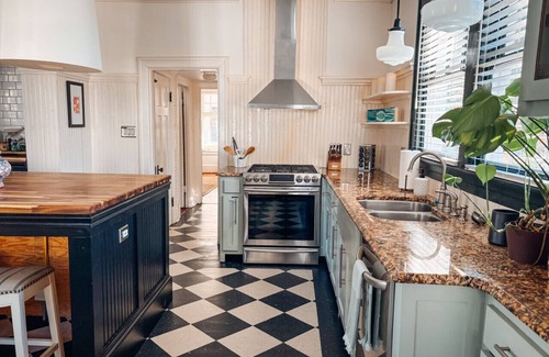 Greensboro Casa | Hot Tub - Chefs Kitchen-Fenced Yard- Historic Home