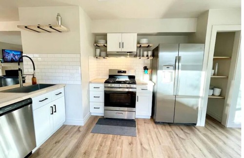 Milwood Casa | *hot tub Chic Domain 4 BR + foosball |2 homes