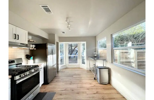 Milwood Casa | *hot tub Chic Domain 4 BR + foosball |2 homes
