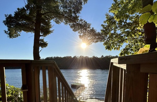 Mayfield Cabina | Hot Tub Escape - Peaceful Lake Cabin-Kayaks, Canoe, Pedalboat - Pet friendly