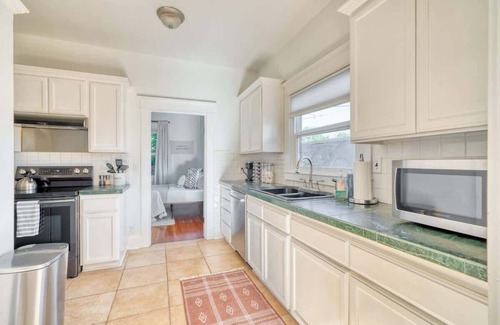 King Casa | Hot Tub Fast WiFi AC | King Neighborhood Gem
