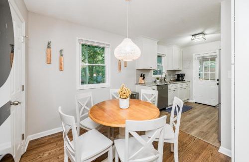 Southeast Raleigh Casa | Hot Tub Fire Pit 4BR Oasis