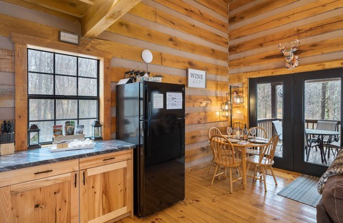 Logan Cabina | Private 5 acres, Hot Tub, Fire Pit, Close to Caves