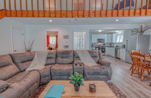 Tobyhanna Casa | Hot Tub / Fire Pit / Fire Place / Family
