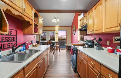 Amanda Cabina | Hot tub/fire pit/fireplace/grill/pool table/EV/pets/HOA lake/fishing