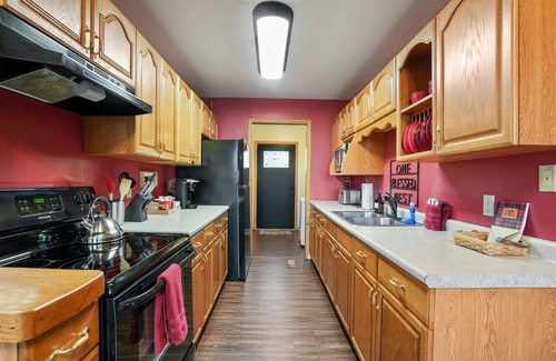 Amanda Cabina | Hot tub/fire pit/fireplace/grill/pool table/EV/pets/HOA lake/fishing