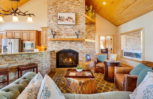 Angel Fire Casa | Hot Tub & Fire Pit: Idyllic Getaway in Angel Fire!