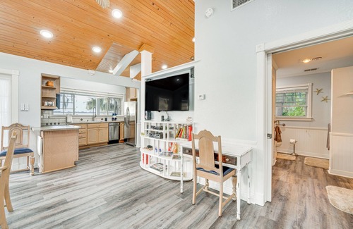 Cypress Gardens Apartamento | Hot Tub & Fire Pit: Lakefront Home on Lake Eloise