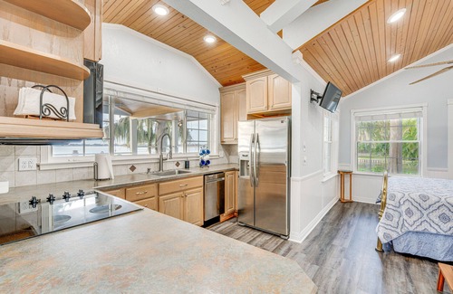 Cypress Gardens Apartamento | Hot Tub & Fire Pit: Lakefront Home on Lake Eloise