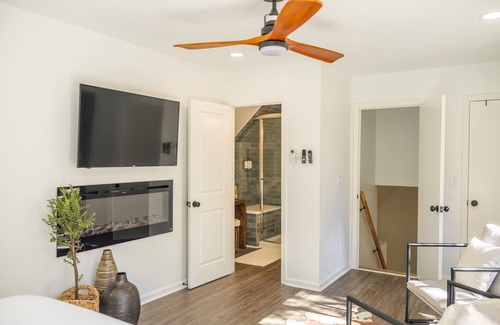 Hendersonville Cabina | Hot Tub, Fire Pit, Pets Ok, Nature Views