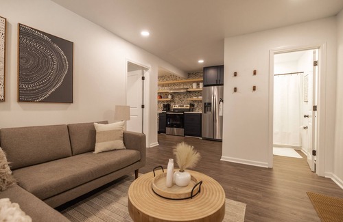 Hendersonville Cabina | Hot Tub, Fire Pit, Pets Ok, Nature Views