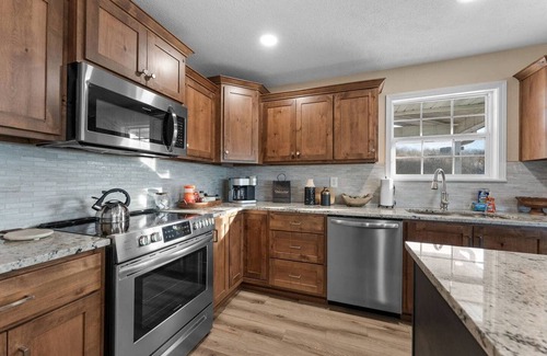 Omaha Casa | Hot Tub-Firepit-Bunkroom near Crick