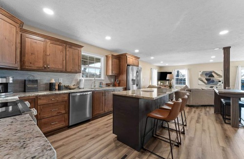 Omaha Casa | Hot Tub-Firepit-Bunkroom near Crick