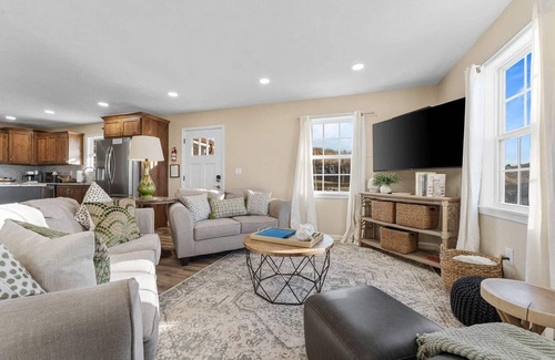 Omaha Casa | Hot Tub-Firepit-Bunkroom near Crick