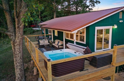 Omaha Casa | Hot Tub-Firepit-Bunkroom near Crick