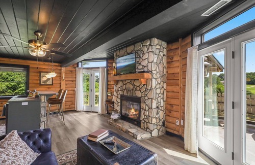 Boone Cabina | Hot tub; Fireplace; Dog Friendly; Minutes to Downtown Boone and Skiing!