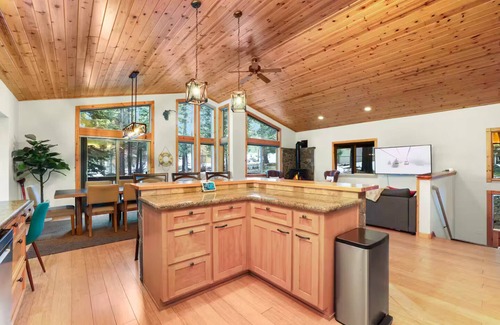 Truckee Apartamento | Hot Tub, Game Area, Open Floor Plan, Large Kitchen