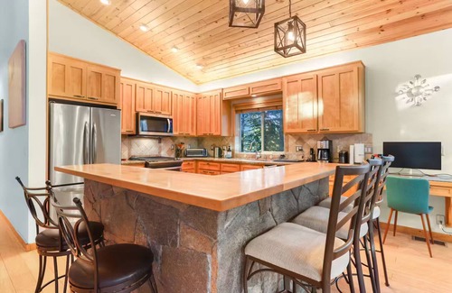 Truckee Apartamento | Hot Tub, Game Area, Open Floor Plan, Large Kitchen