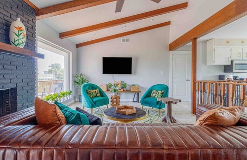 Toilla Segunda Casa | Hot Tub! Game Room! Balconies Views! Steps 2 Beach