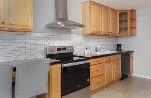 Mars Hill Casa | Hot Tub, Game Room ✯ 20 min to Downtown Asheville! One Mile to Mars Hill University!