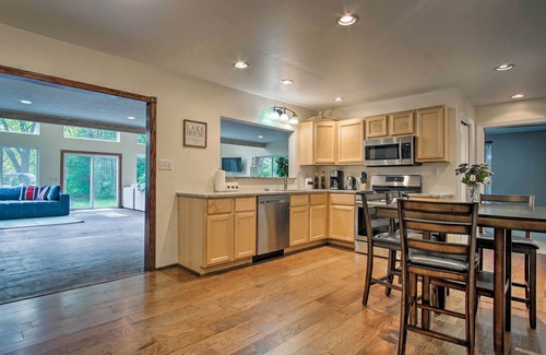 Whitehall Casa | ¡NUEVO! Casa grande con bañera de hidromasaje - ¡Camine hasta el lago Michigan!