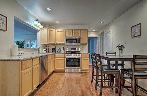 Whitehall Casa | ¡NUEVO! Casa grande con bañera de hidromasaje - ¡Camine hasta el lago Michigan!