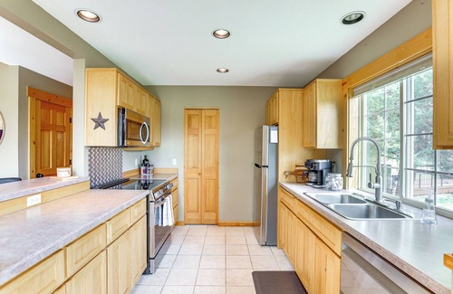 Redmond Cabina | Hot Tub + Golf View: Eagle Crest Resort Escape!