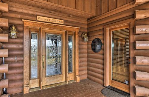Piney Casa | Hot Tub, Grill Hilltop Log Cabin in Hot Springs!