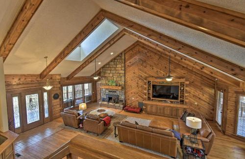 Piney Casa | Hot Tub, Grill Hilltop Log Cabin in Hot Springs!