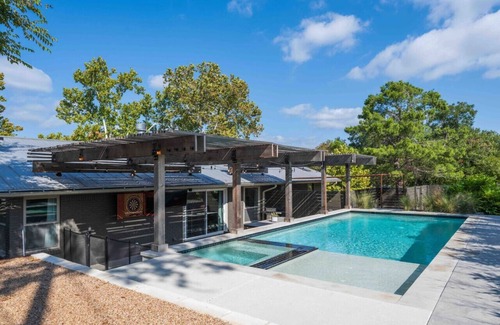 Greater South River City Apartamento | Hot tub, Heated pool, Steps from S Congress!