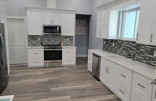 Warm Mineral Springs Casa | HOT TUB, HEATED POOL AND WALKING DISTANCE TO MINERAL SPRINGS