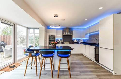 Clanfield Casa | Hot Tub House in the South Downs