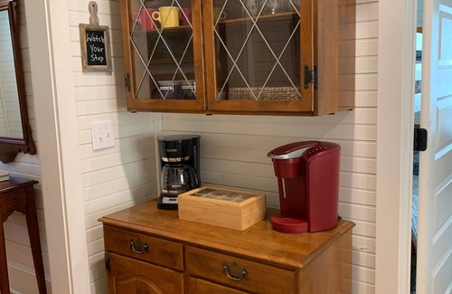 Old Fort Cabaña | Hot Tub! Jarrett Creek Cottage bike/walk to breweries, ice cream, cafes, shops
