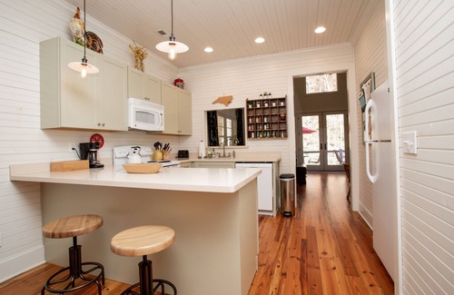Old Fort Cabaña | Hot Tub! Jarrett Creek Cottage bike/walk to breweries, ice cream, cafes, shops