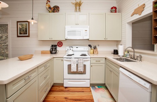 Old Fort Cabaña | Hot Tub! Jarrett Creek Cottage bike/walk to breweries, ice cream, cafes, shops