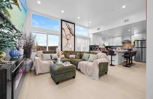 Bostonia Casa | Hot Tub, King Bed, 3-BR/2.5-Bath w Yard, Parking