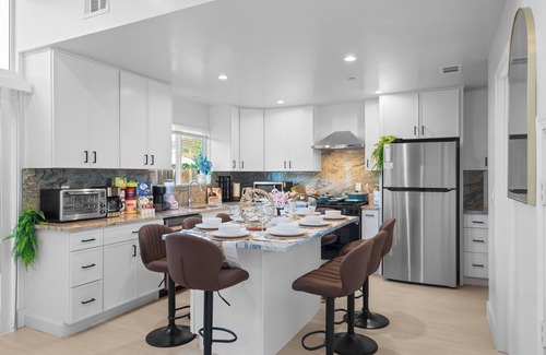Bostonia Casa | Hot Tub, King Bed, 3-BR/2.5-Bath w Yard, Parking
