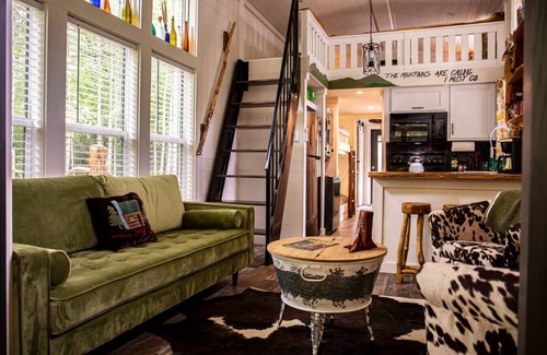 Mentone Casa | Hot Tub l Game Room l Creek & Waterfall