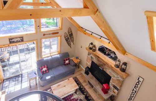 Lake Harmony Estates Casa | Hot Tub l Walk to Lake Harmony l Minutes to Ski