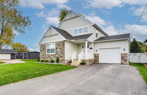 Port Clinton Casa | Hot Tub, Lake Access, and Dock Port Clinton Retreat